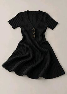 BLACK RIBBED V-NECK BUTTON FLARE DRESS