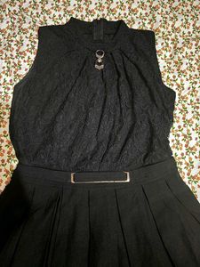 Chic Black Lace &amp; Pleated Dress