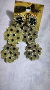 Green Petals Doted Stylish Earrings.....✨