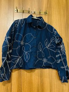navy floral shirt with denim jeans