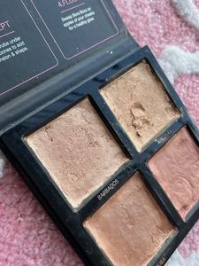 HUDA BEAUTY HIGHLIGHTER