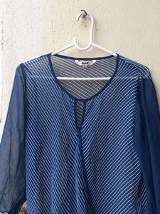 SET of two Pretty Tops 💙