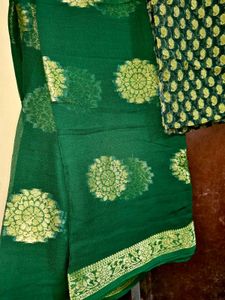 Elegant Green Saree with Gold Floral Motifs