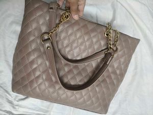 Chic Quilted Tote Bag with Gold Chain