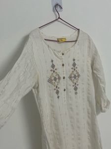 Elegant Embroidered Kurta🤍