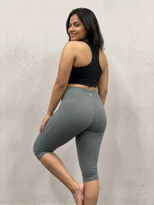 Athletic Capris Textured Pattern Stretchy 28 to 32