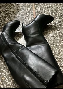 Chic Black Knee-High Boots