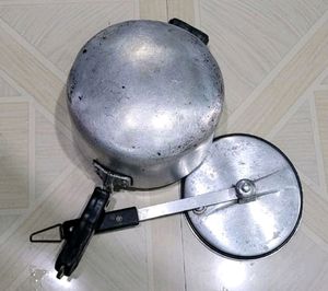 4 1/2 Leter  Pressure Cooker