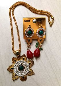 Stunning Gold Tone Necklace &amp; Earrings Set