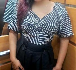 Stylish Black &amp; White Geometric Twist Top