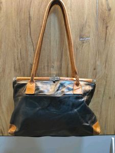 Chic Black & Tan Leather Hobo Bag✨