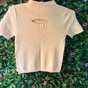🌼🌼 Cut-Out mock Neck Crop Top🌼🌼
