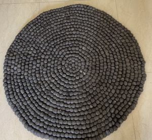 It’s New Pabbel Woolen Carpet of Grey Colour
