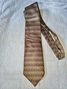 Elegant Diamond Pattern Tie