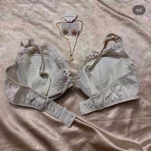Elegant Lace Bra with Matching Jewelry Set