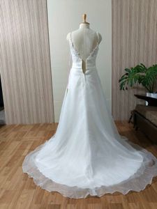 Stunning and Classic White Wedding Dress