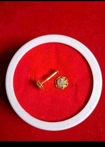 Elegant Gold Stud Earrings with Diamonds