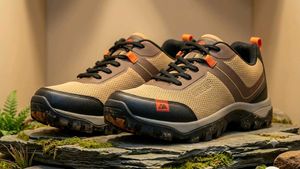 Men's Trekking Shoes Size 6😎