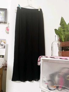 Chic Black Pleated Midi Skirt