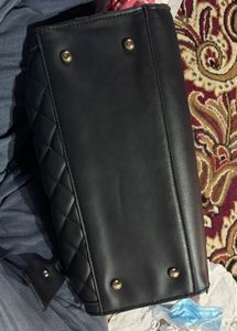 Chic Quilted Handbag with Gold Chain Accent