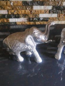 FIXED CASH ONLY... ELEPHANTS SHOW PIECE