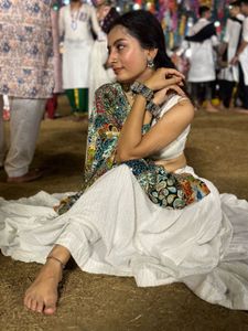 white navratri lehnghq choli