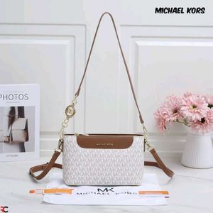MICHAEL KORS* *JET SET MEDIUM SIGNATURE LOGO WD bo