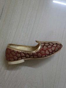 Elegant Red & Gold Juttis