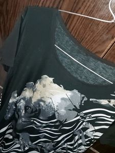 💥Beautiful hoseiry printed black top with side detaling as seen in the picture✔