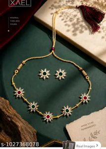 Floral Design Necklace &amp; Earrings Set
