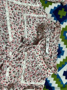 Floral Top With Lace -L