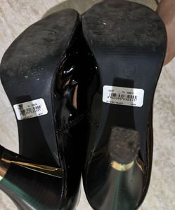 Inc. 5 Black Patent Leather Pumps