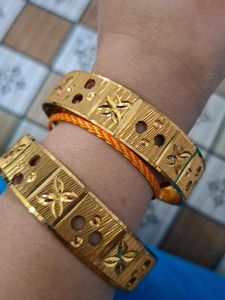 Beautiful Gold Tone Bangle Set