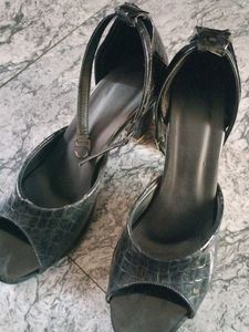Chic Black Croc Embossed Heels