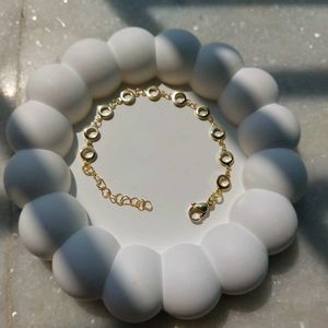 Delicate Gold Circle Bracelet
