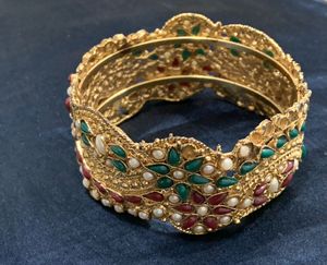 Elegant Gold-Toned Bangle - 1 piece