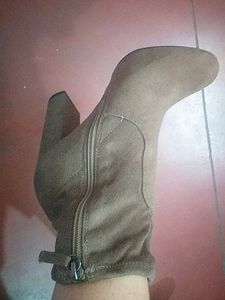 brand new branded winter boots..used never because of size issue..was stored for 1year            last day to sell this pair of boots!!!!