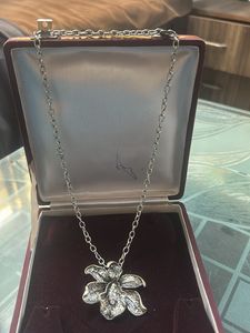 Elegant Flower Pendant Necklace