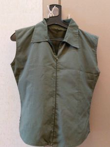 Stylish Green Zip-Front Sleeveless Collared Top