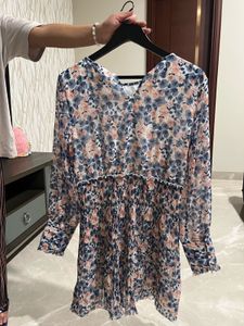Chic Floral Print Midi Dress with Pleated Skirt