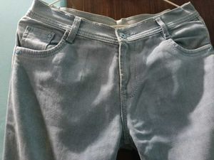 slim jeans with back embroidered pockets
