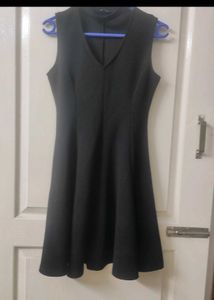 Chic Black Sleeveless V-Neck Dress