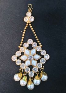 Elegant Gold-Tone Maang Tikka with Pearls
