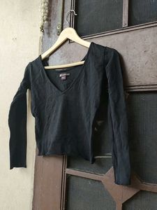 Black Long Sleeve V-Neck Cropped Top