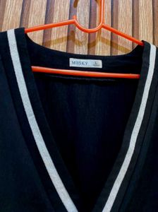 New Chic Black V-Neck Top 🎩