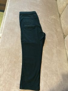 3/4th Elastic Fit Jeggings With Embroidery At End