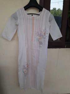 Elegant White Kurta with Floral Embroidery