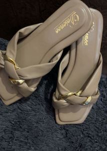 Stylish Flat Sandals with Gold Chain Accent