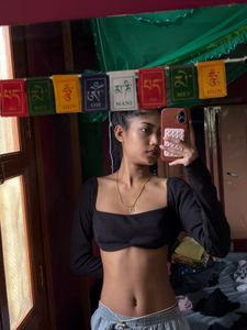 black long sleeve crop top