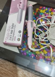 Hair Straightner And Curler 2 In One.... All Information Is On the Box 📦No Bargain❌ No Coins.......